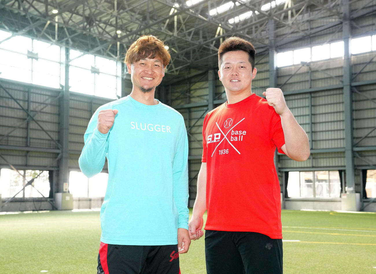 合同自主トレを行い、ガッツポーズで写真に納まるDeNA大和（左）と牧（撮影・江口和貴）