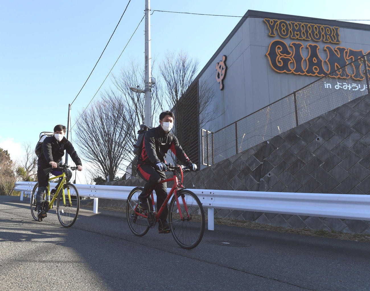 自転車で寮に帰る巨人赤星（右）と岡田（撮影・たえ見朱実）