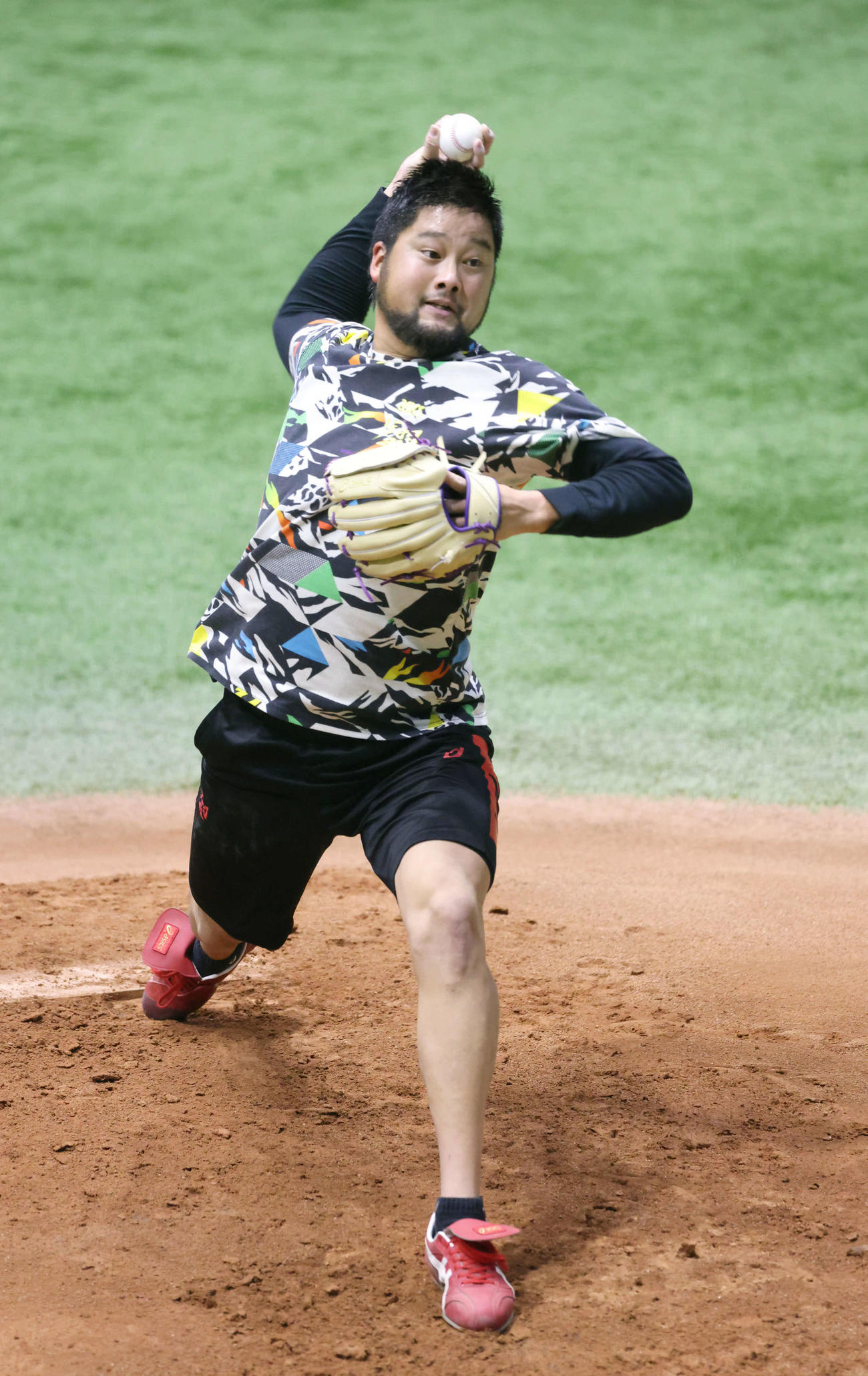 屋内練習場のマウンドで投球練習する広島中崎（2022年1月16日撮影）