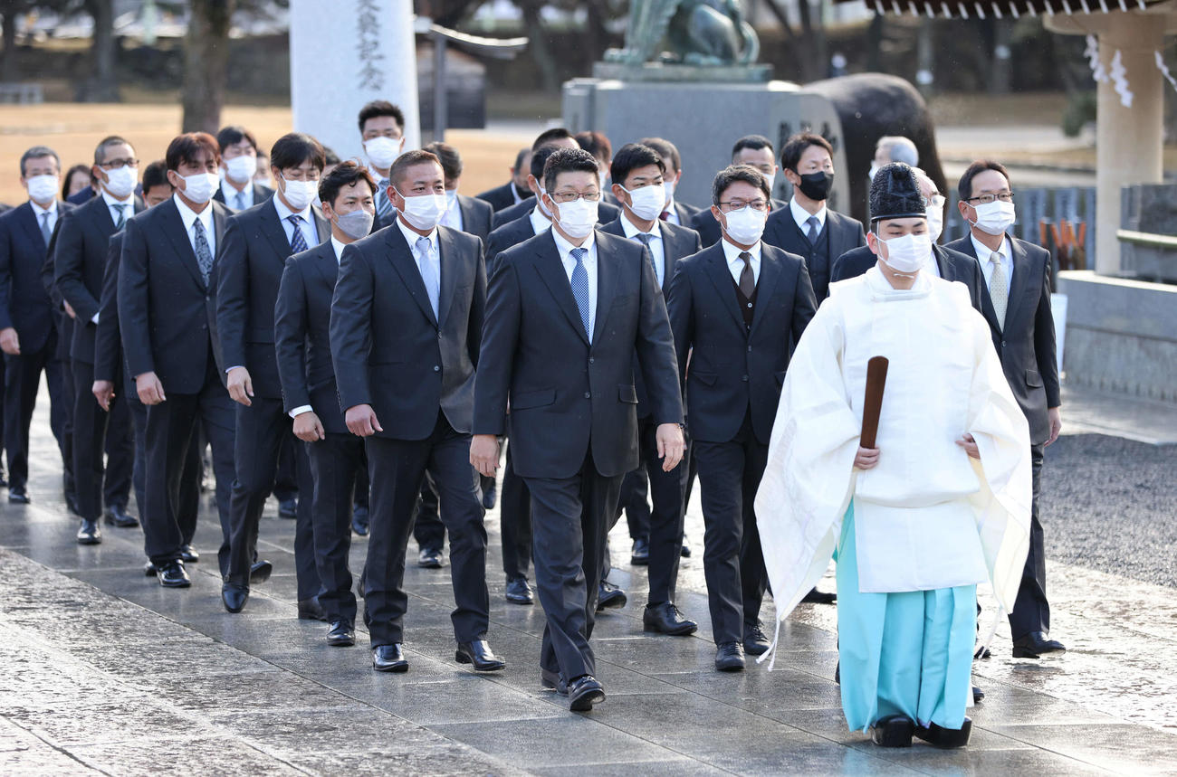 必勝祈願のため広島護国神社に参拝する広島佐々岡監督（中央）、松田元オーナー、コーチングスタッフら（撮影・加藤孝規）