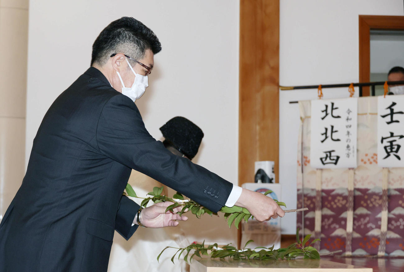 必勝祈願をする広島佐々岡監督（撮影・加藤孝規）