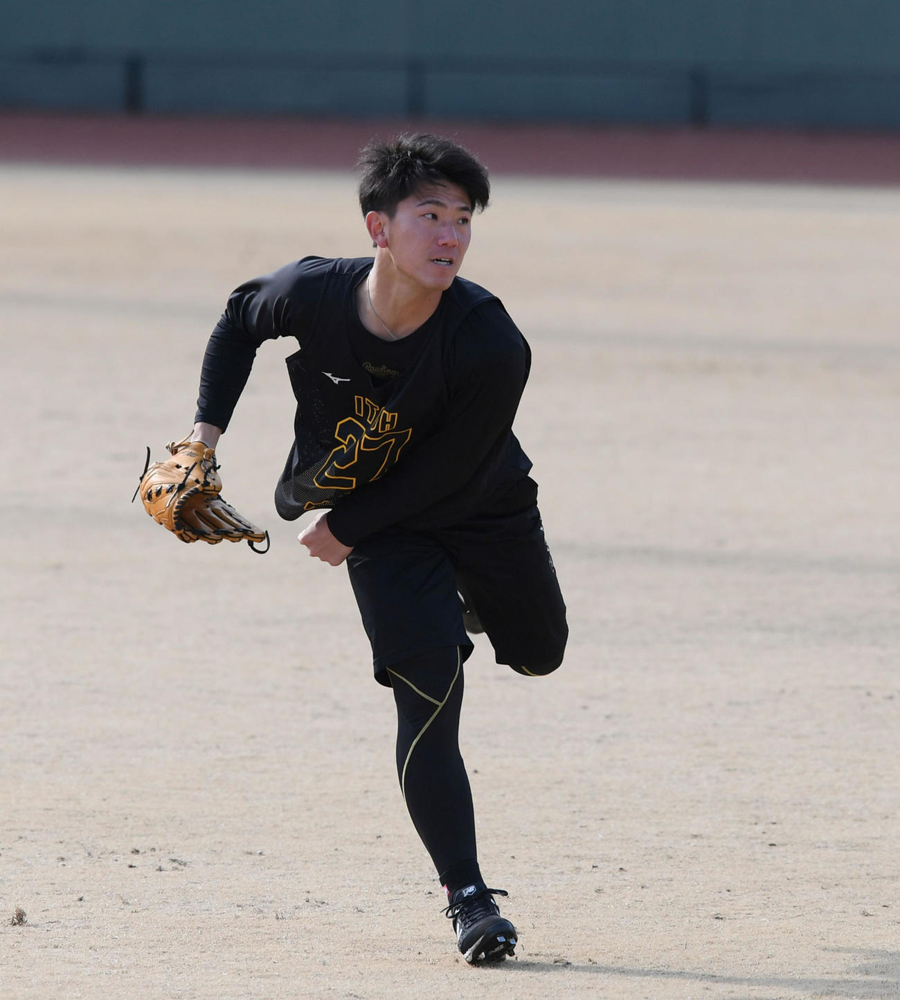 キャッチボールする阪神伊藤将司（2021年1月27日撮影）