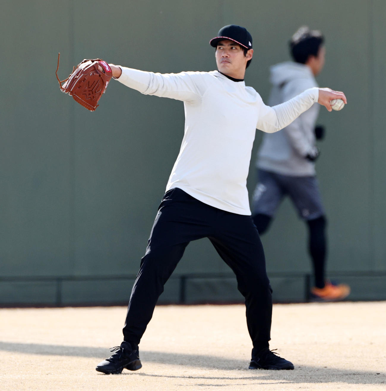 19日、キャッチボールするチェン（撮影・加藤哉）