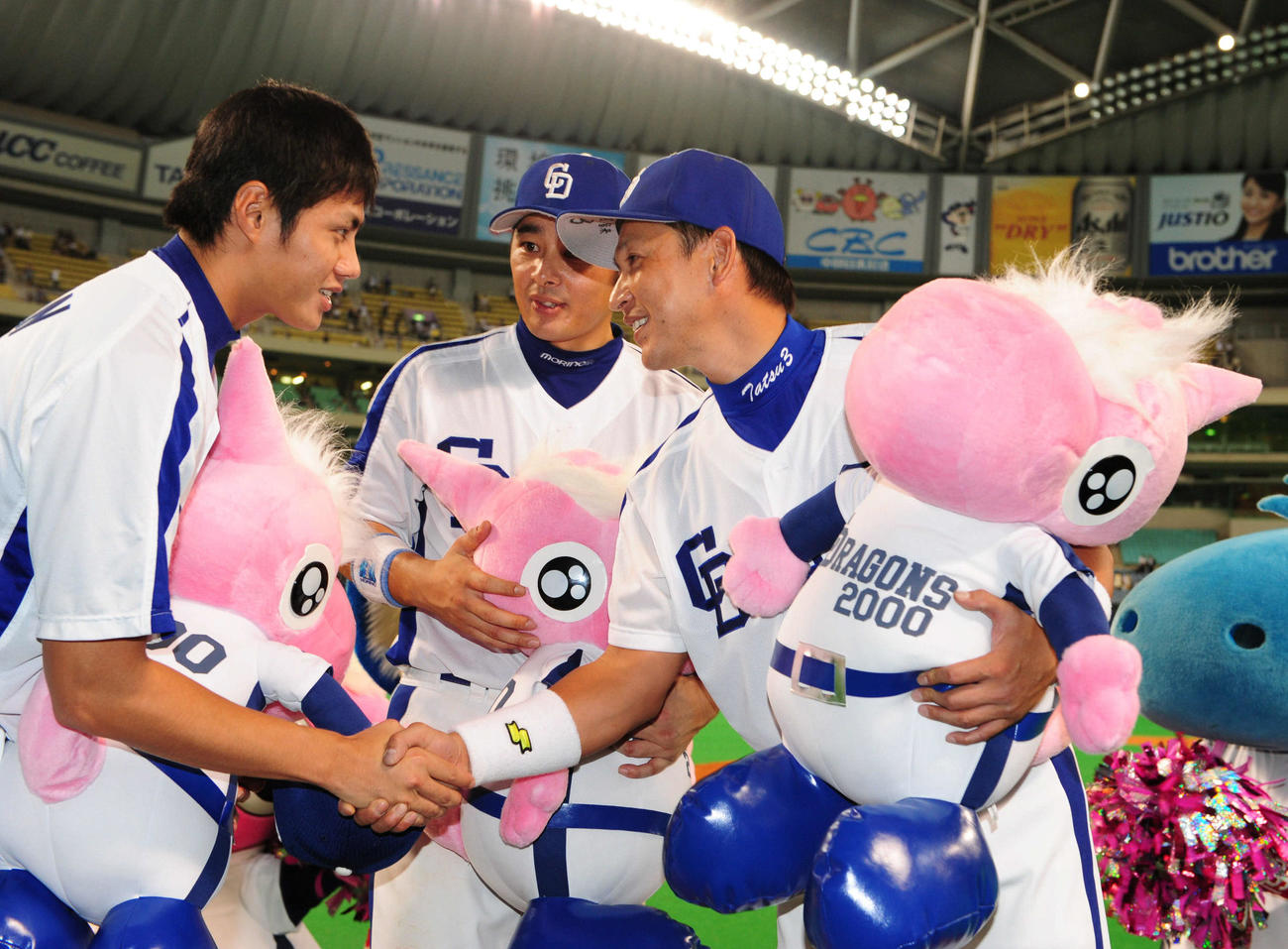 08年9月16日、2500試合出場を達成した中日立浪（右）はお立ち台で勝利投手チェン（左）と握手を交わす
