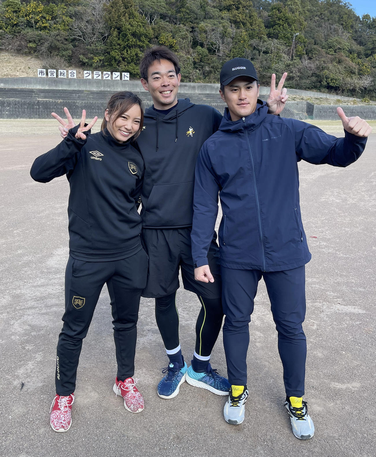 レッズ秋山（中央）との合同自主トレを打ち上げる阪神板山（右）、左は笹川萌（球団提供）