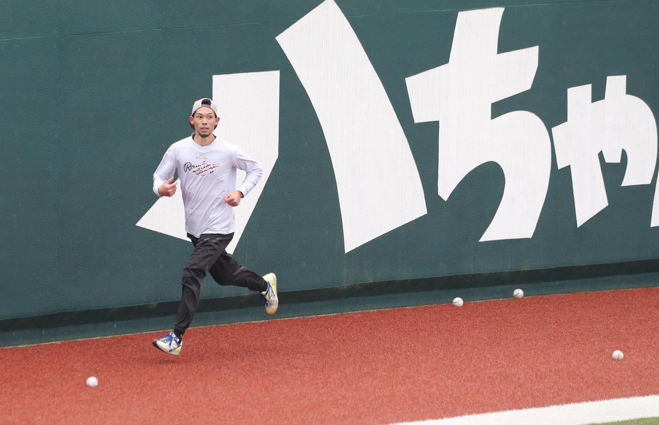 インターバル走で汗を流す又吉（撮影・梅根麻紀）