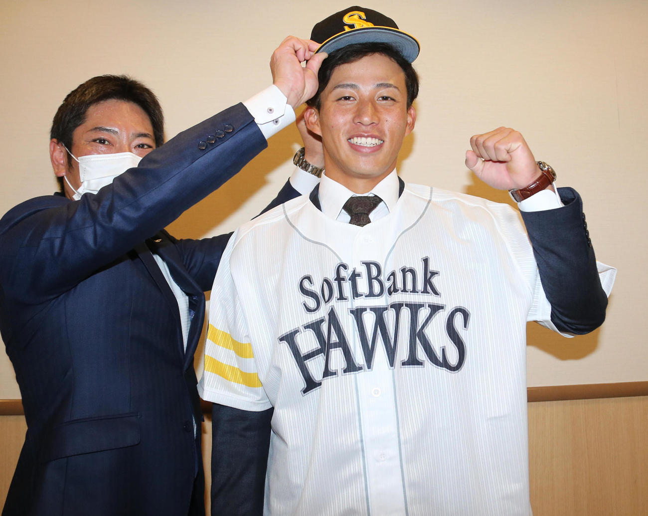 仮契約を終え笑顔でガッツポーズするソフトバンク野村勇（2021年12月8日撮影）