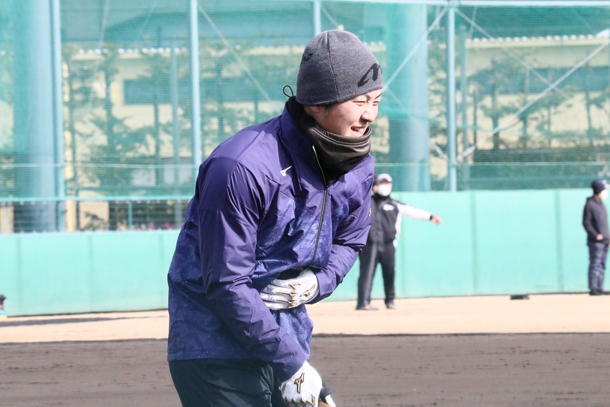 グラウンド整備中にトンボが腹部をえぐり苦笑いするロッテ山口（撮影・金子真仁）