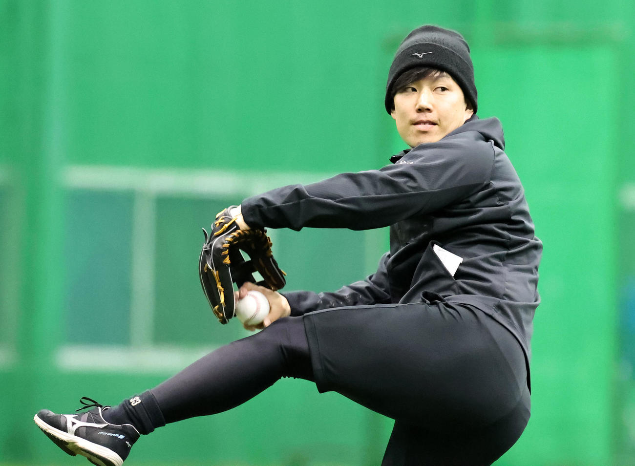 自主トレを公開しキャッチボールする糸原（撮影・加藤哉）