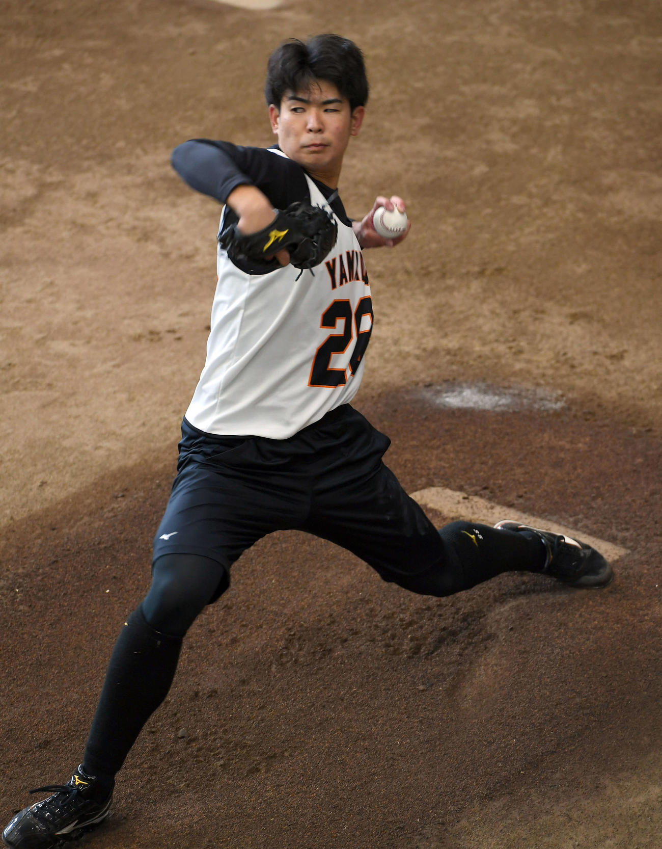 ブルペンで投球練習を行った巨人山田（撮影・たえ見朱実）