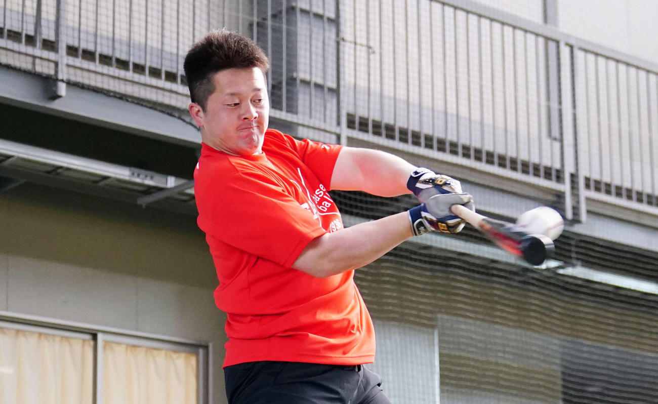 合同自主トレで打撃練習する牧（撮影・江口和貴）