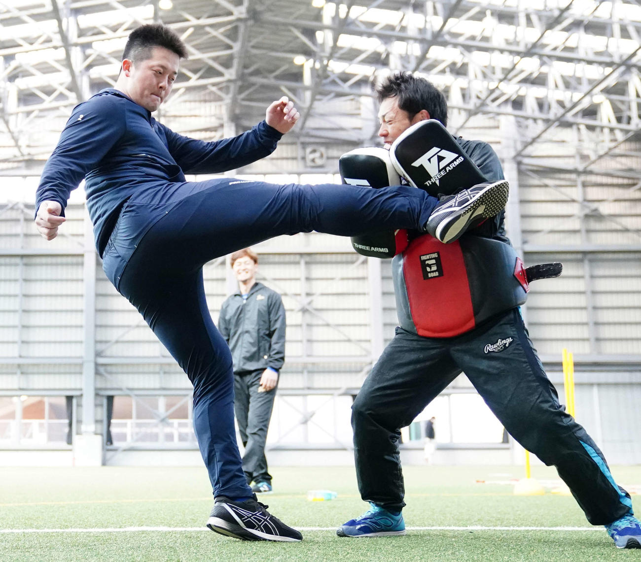 DeNA大和（後方）との合同自主トレで右ミドルキックを放つ牧（撮影・江口和貴）