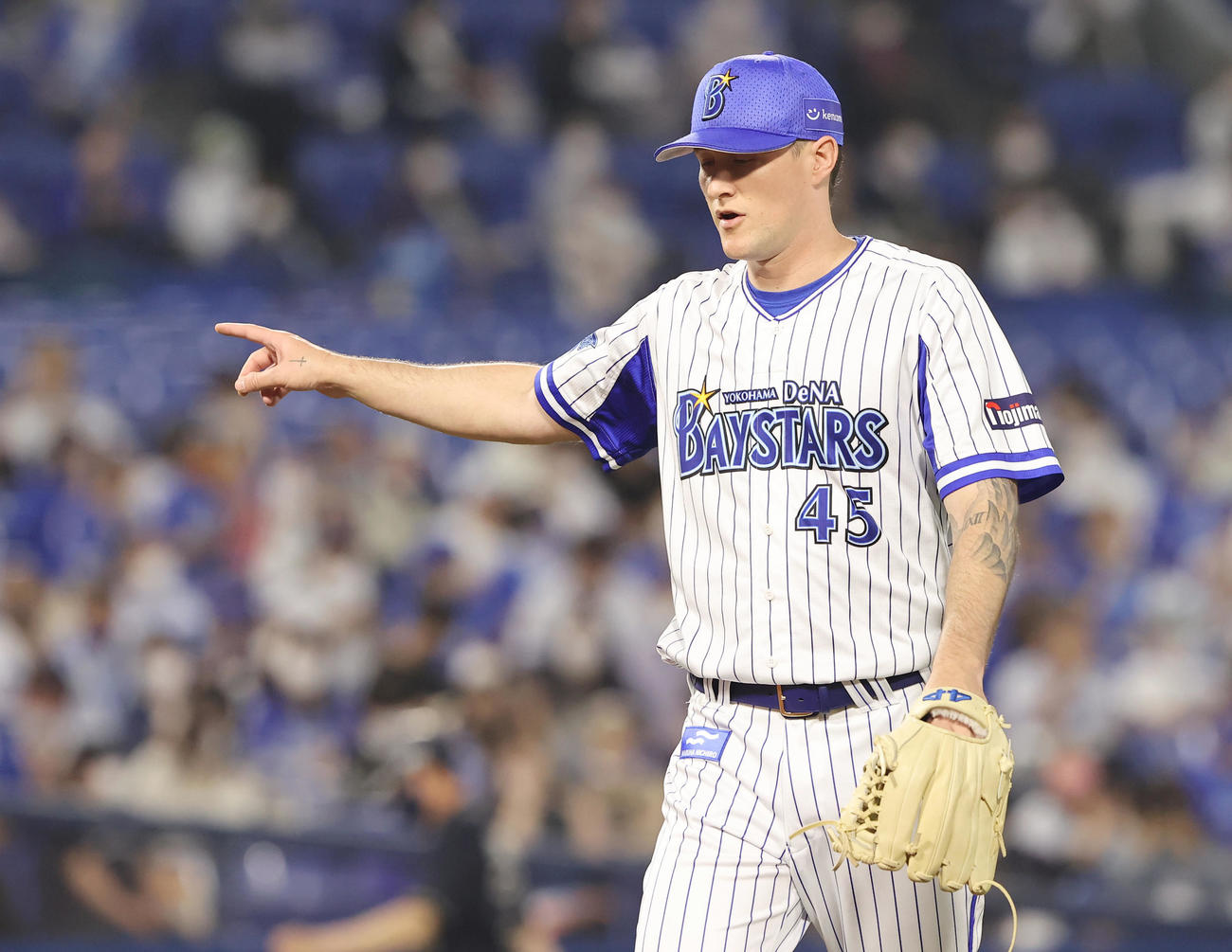 交流戦DeNA対オリックス　5回表オリックスの攻撃を無失点に抑え、捕手伊藤光を指さすDeNA先発のピープルズ（2021年5月25日撮影）