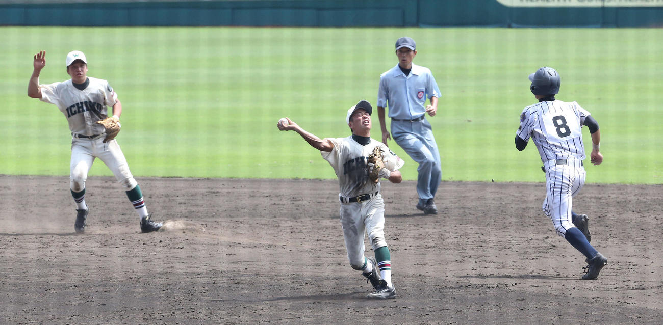 第96回全国高校野球選手権大会 市和歌山対鹿屋中央　12回裏二ゴロを捕球し一塁へ送球する山根。この間に三塁走者がサヨナラの生還