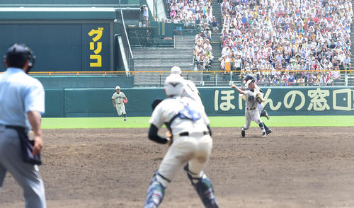 12回裏1死一、三塁二ゴロを捕球した山根は、サヨナラ走者の向かう本塁でも併殺狙いの二塁でもなく一塁に送球する