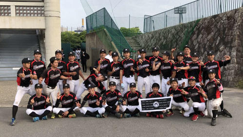 硬式野球部のチームメイトと記念写真に収まる桃山学院大時代の山根翔希さん（前列右から２人目）（本人提供）
