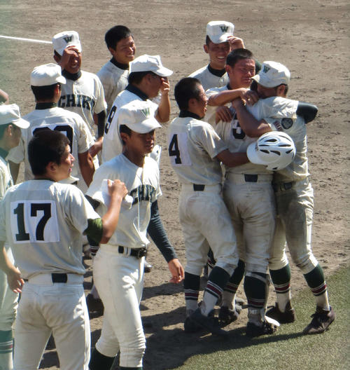 14年7月、和歌山県大会決勝でサヨナラ勝ち。甲子園出場を決め泣きながら抱き合う市和歌山ナイン