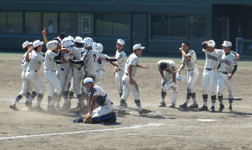 14年7月、和歌山県大会決勝、智弁和歌山戦の12回、サヨナラ勝ちで甲子園出場を決め抱き合って喜ぶ市和歌山の選手たち