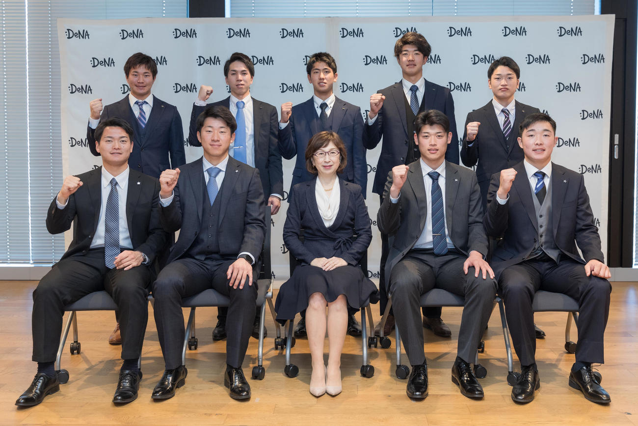 DeNA本社を訪問したDeNAの新人9選手と南場智子オーナー（DeNA提供）