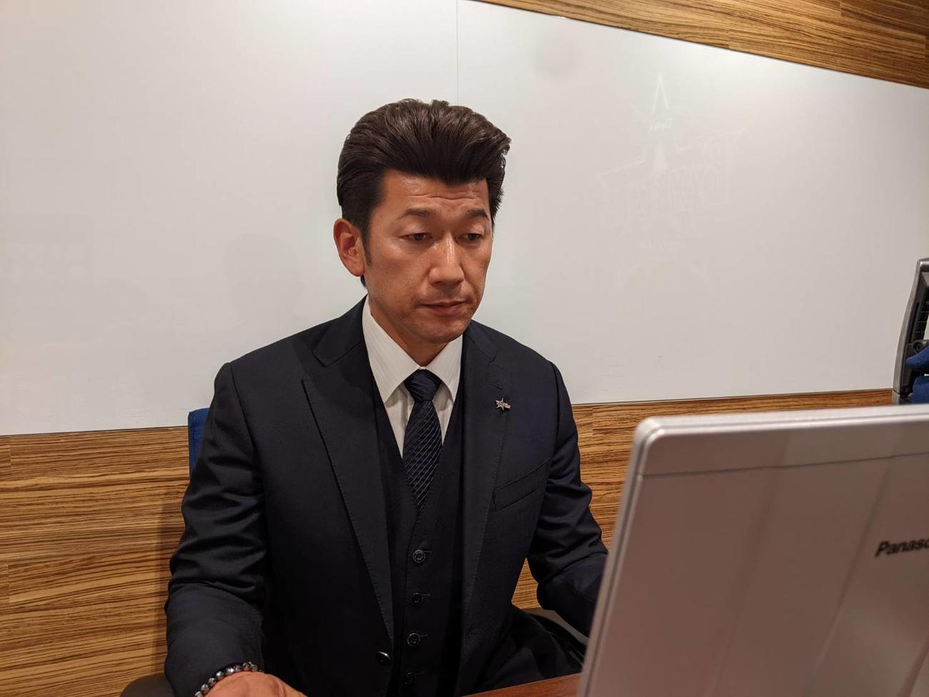 スタッフミーティング後にオンライン取材に応じるDeNA三浦監督（球団提供）