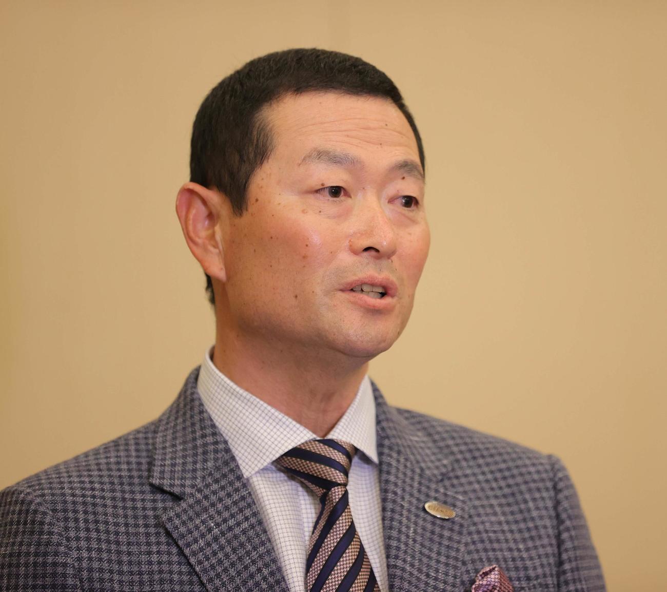 巨人スタッフミーティング後、取材に応じる桑田投手チーフコーチ（代表撮影）