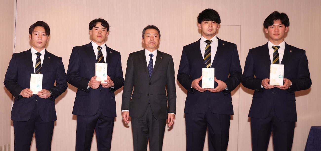 阪神タイガース百北球団社長（中央）から新成人の記念品を受け取る左から藤田、遠藤、１人飛ばして井上、及川（代表取材）