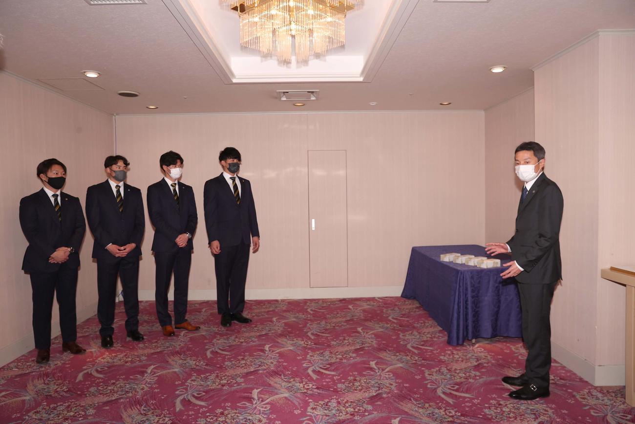 新成人の左から藤田、遠藤、及川、井上は阪神タイガース百北球団社長から激励の言葉をもらう（代表取材）