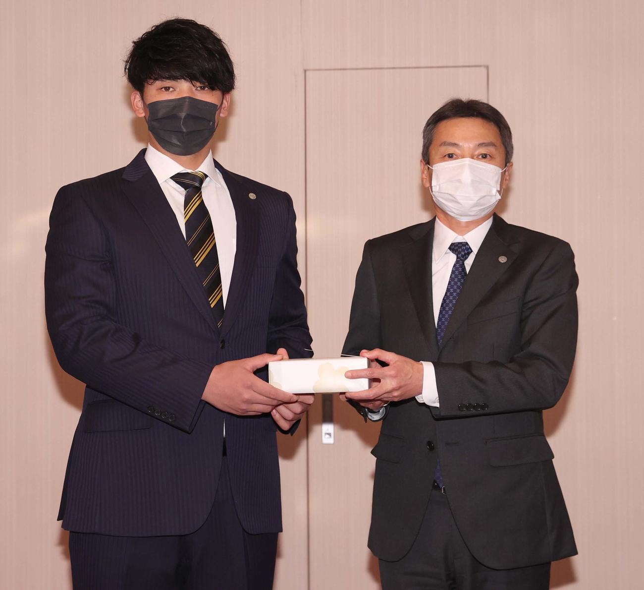 阪神タイガース百北球団社長から新成人の記念品を受け取る井上（代表取材）