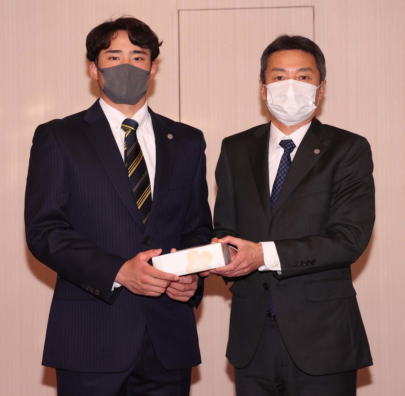 阪神タイガース百北球団社長から新成人の記念品を受け取る遠藤（代表取材）