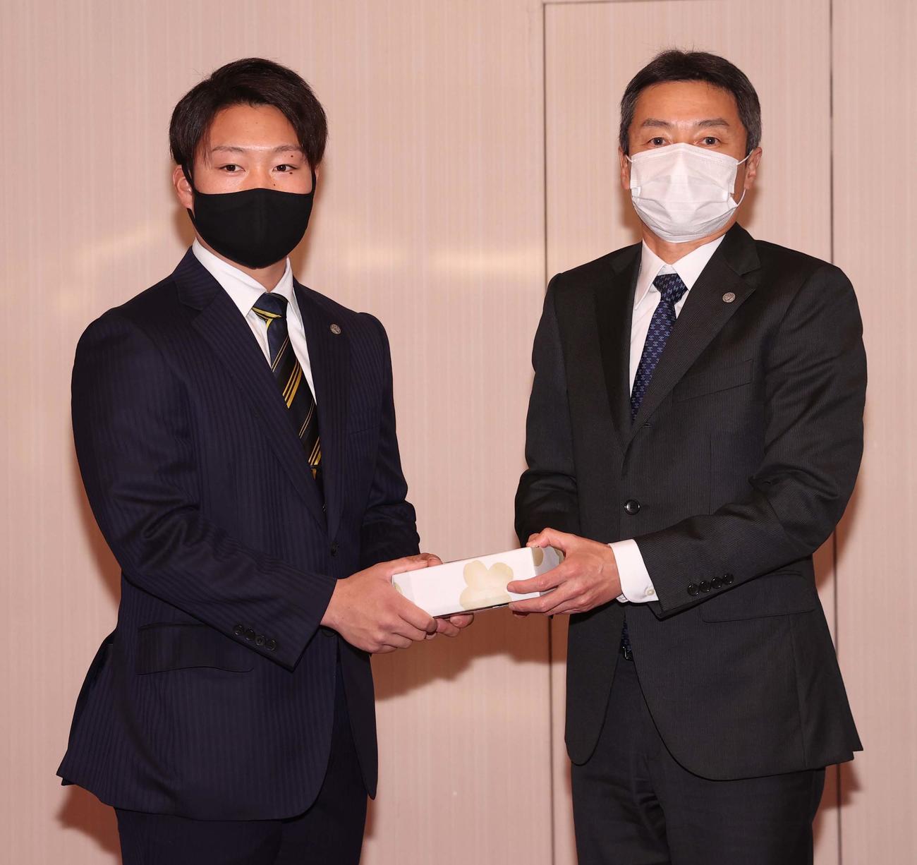 阪神タイガース百北球団社長から新成人の記念品を受け取る藤田（代表取材）