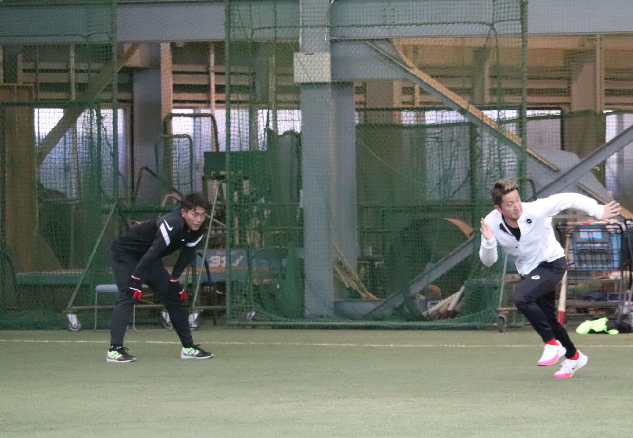 自主トレを公開した楽天川島（右）と釜元