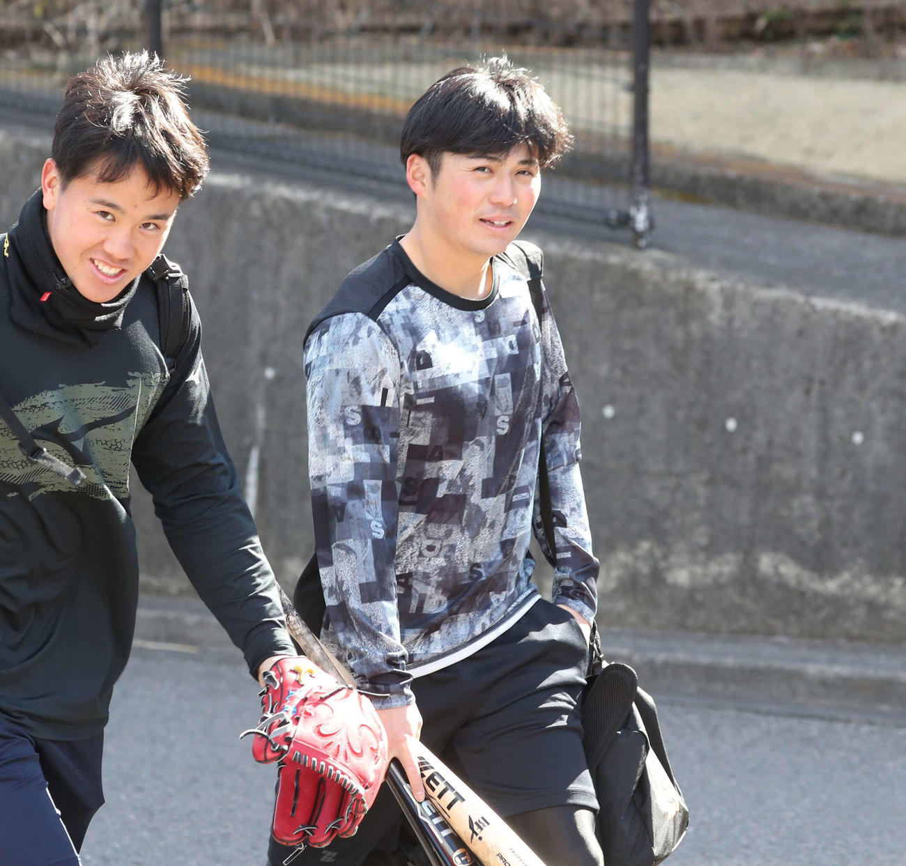 グラウンドから引き揚げる日本ハム上川畑（右）（撮影・黒川智章）
