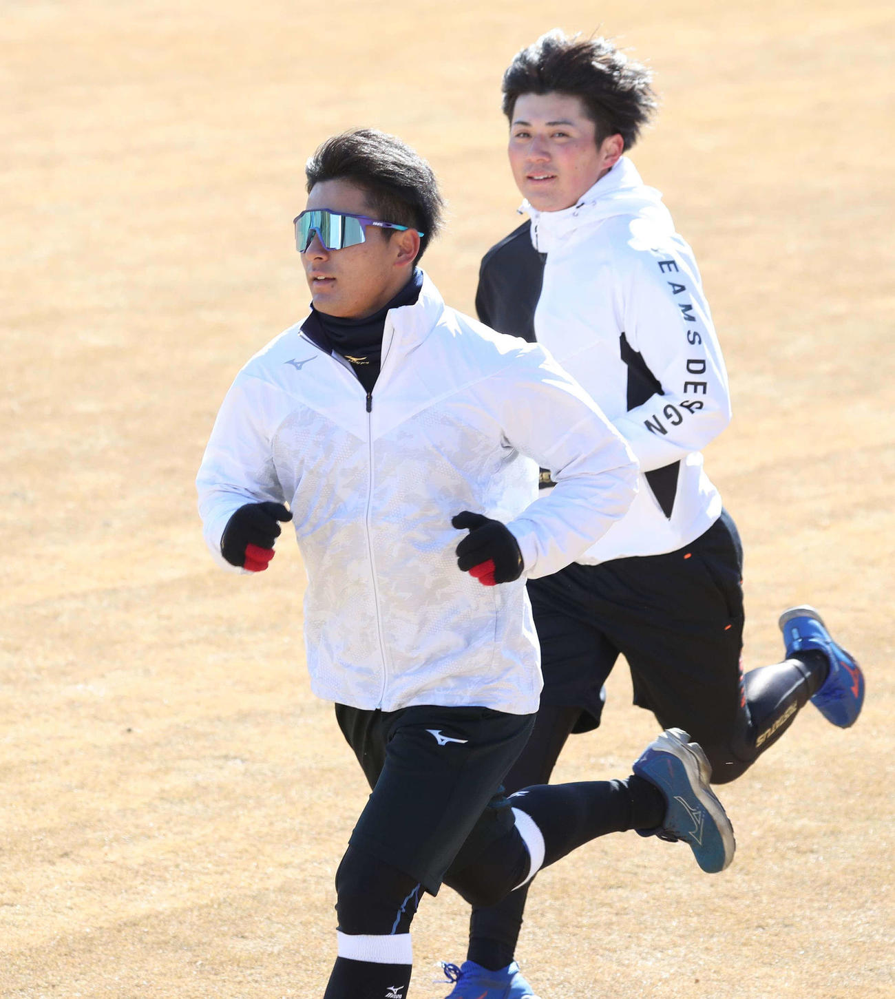 ランニングする日本ハム水野（左）と上川畑（撮影・黒川智章）