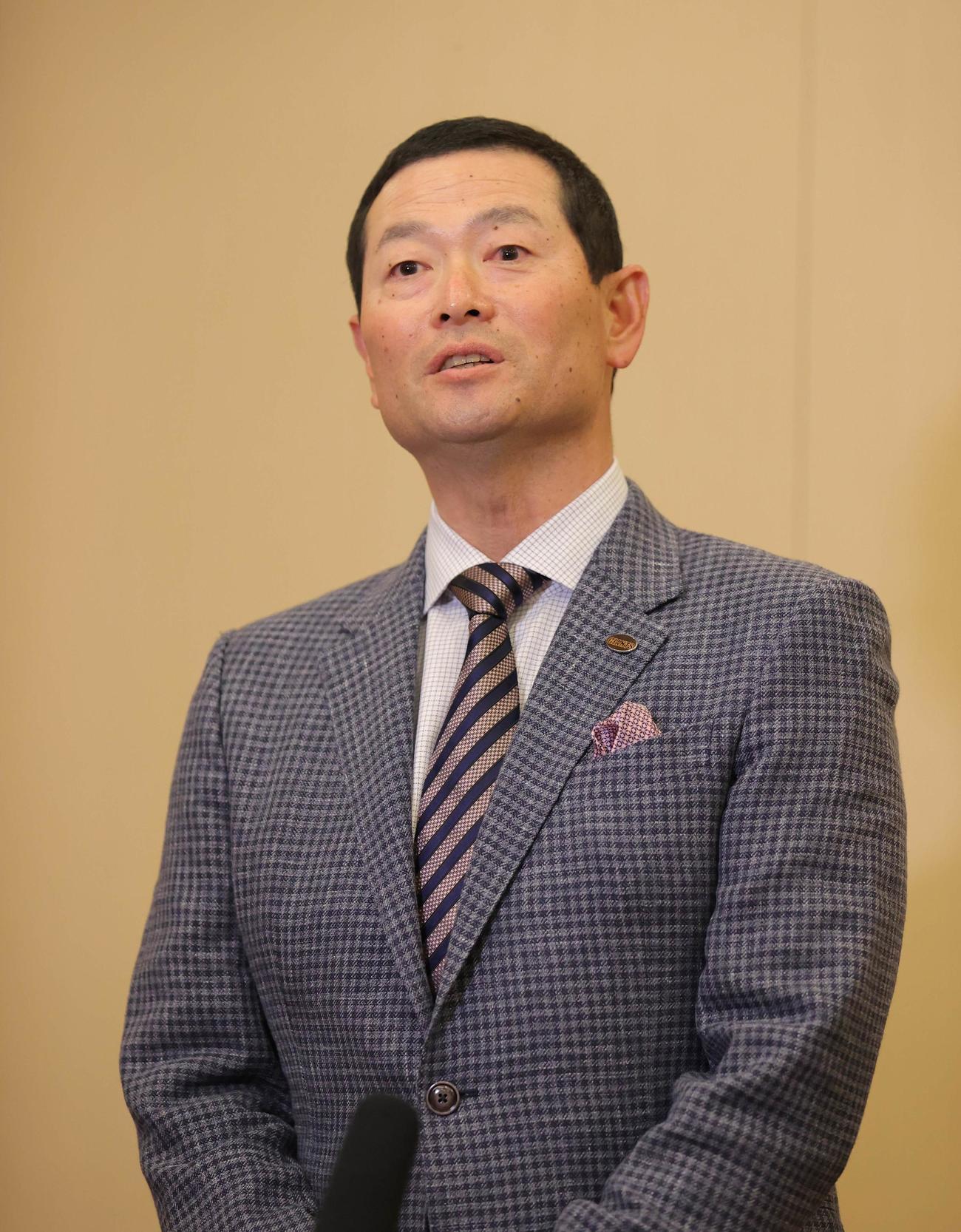 巨人スタッフミーティング後、取材に応じる桑田投手チーフコーチ（代表撮影）