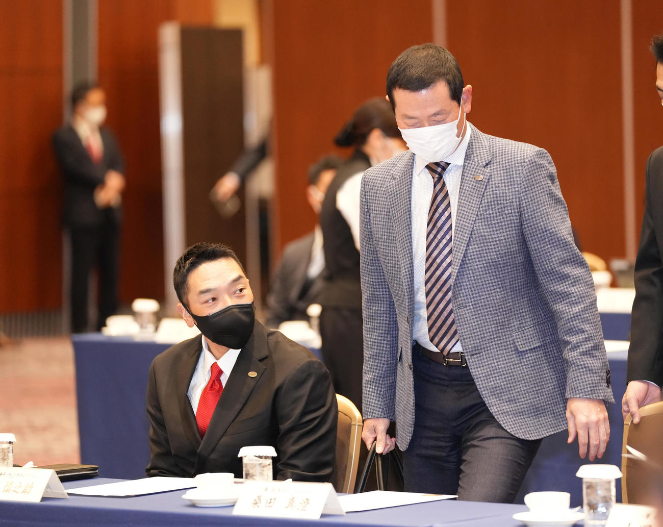 巨人スタッフミーティング　会議に臨む阿部慎之助作戦兼ディフェンスチーフコーチ（左）と桑田真澄投手チーフコーチ（代表撮影）