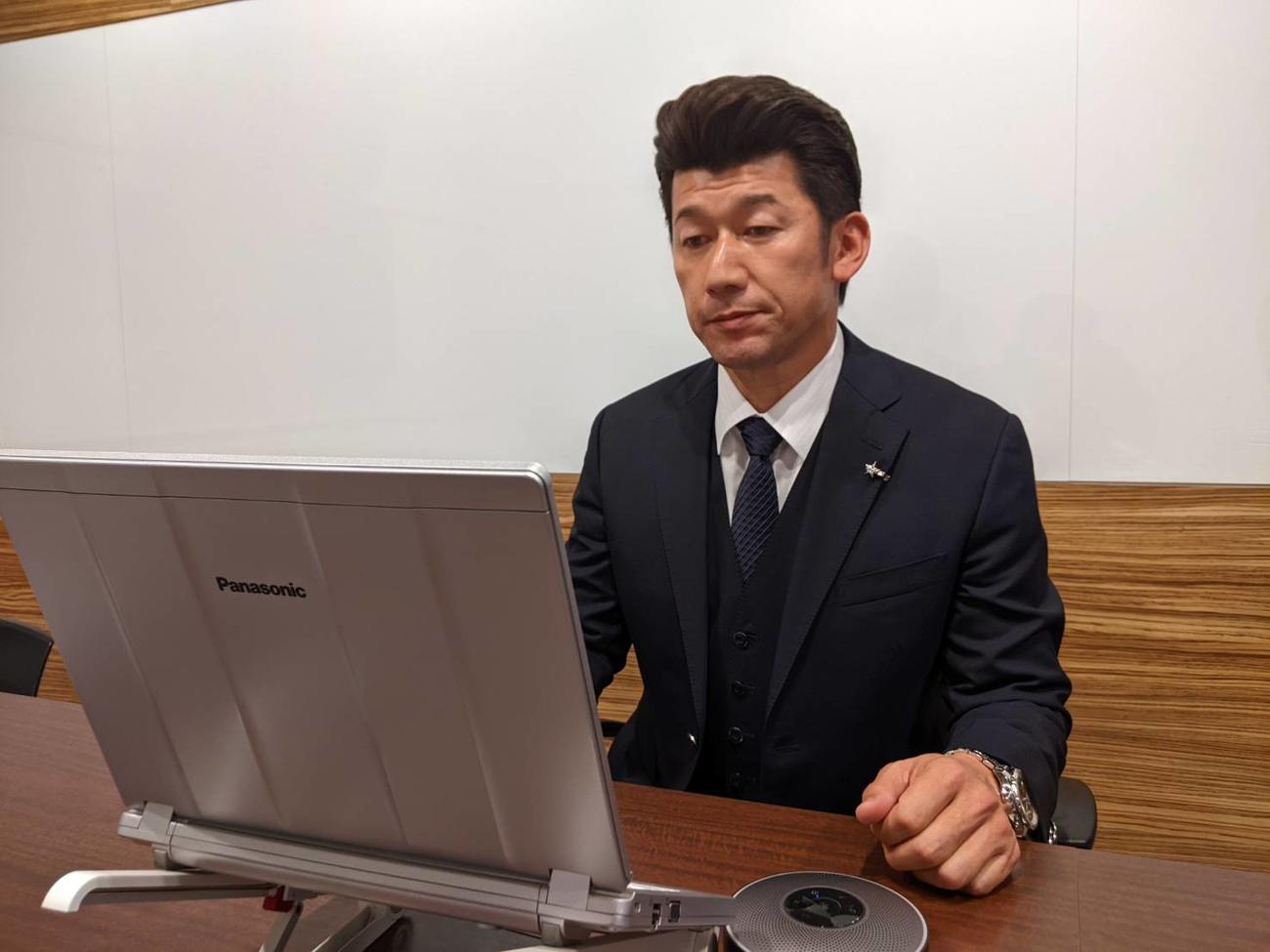 スタッフミーティング後にオンライン取材に応じるDeNA三浦監督（球団提供）