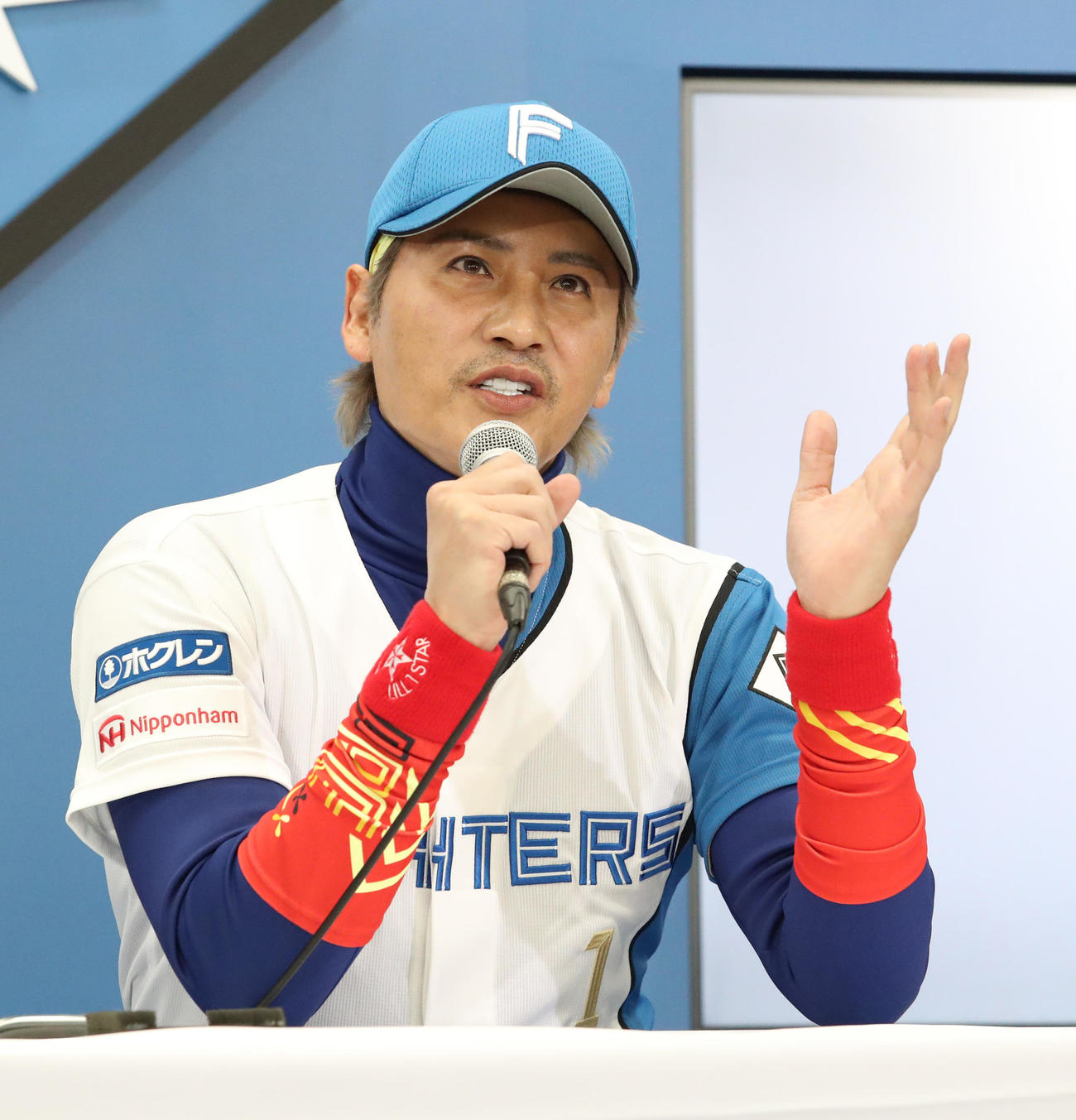 新ユニホーム姿で会見する日本ハム新庄監督（撮影・佐藤翔太）