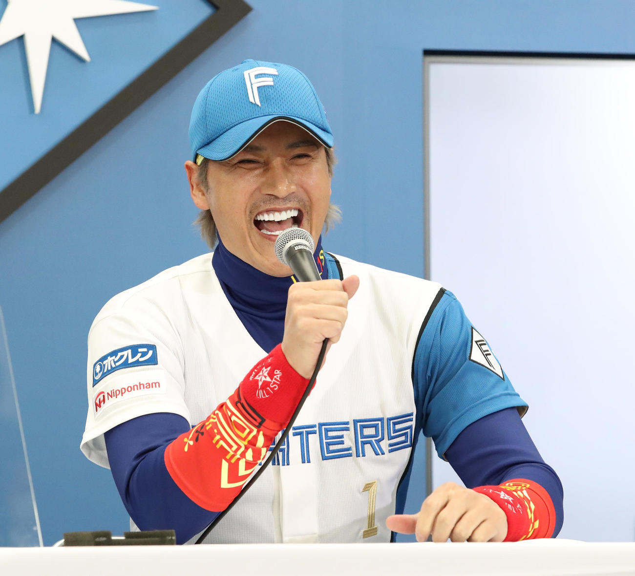 新ユニホーム姿で登場する日本ハム新庄監督（撮影・佐藤翔太）