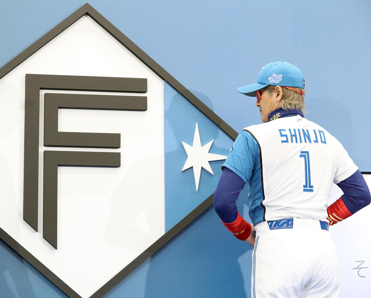 背番号「1」を披露する日本ハム新庄監督（撮影・佐藤翔太）