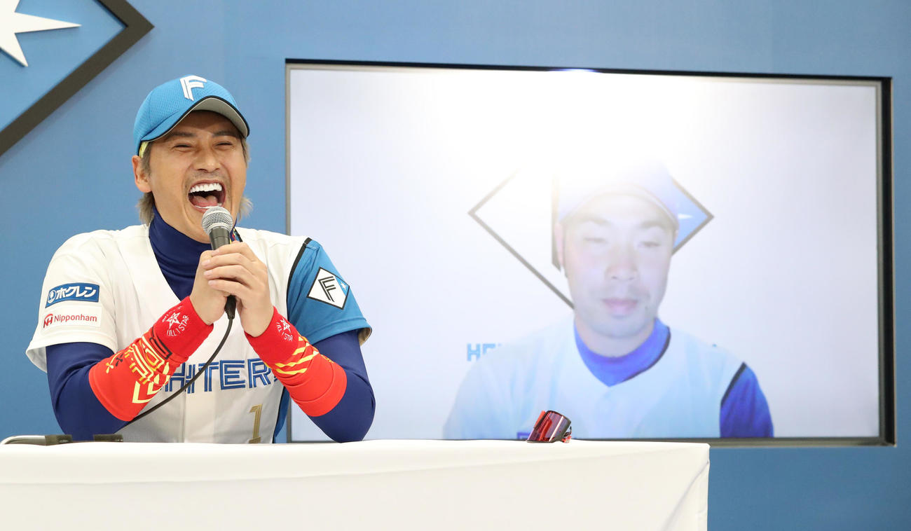新ユニホーム姿で登場し会話する日本ハム新庄監督（左）と近藤（撮影・佐藤翔太）