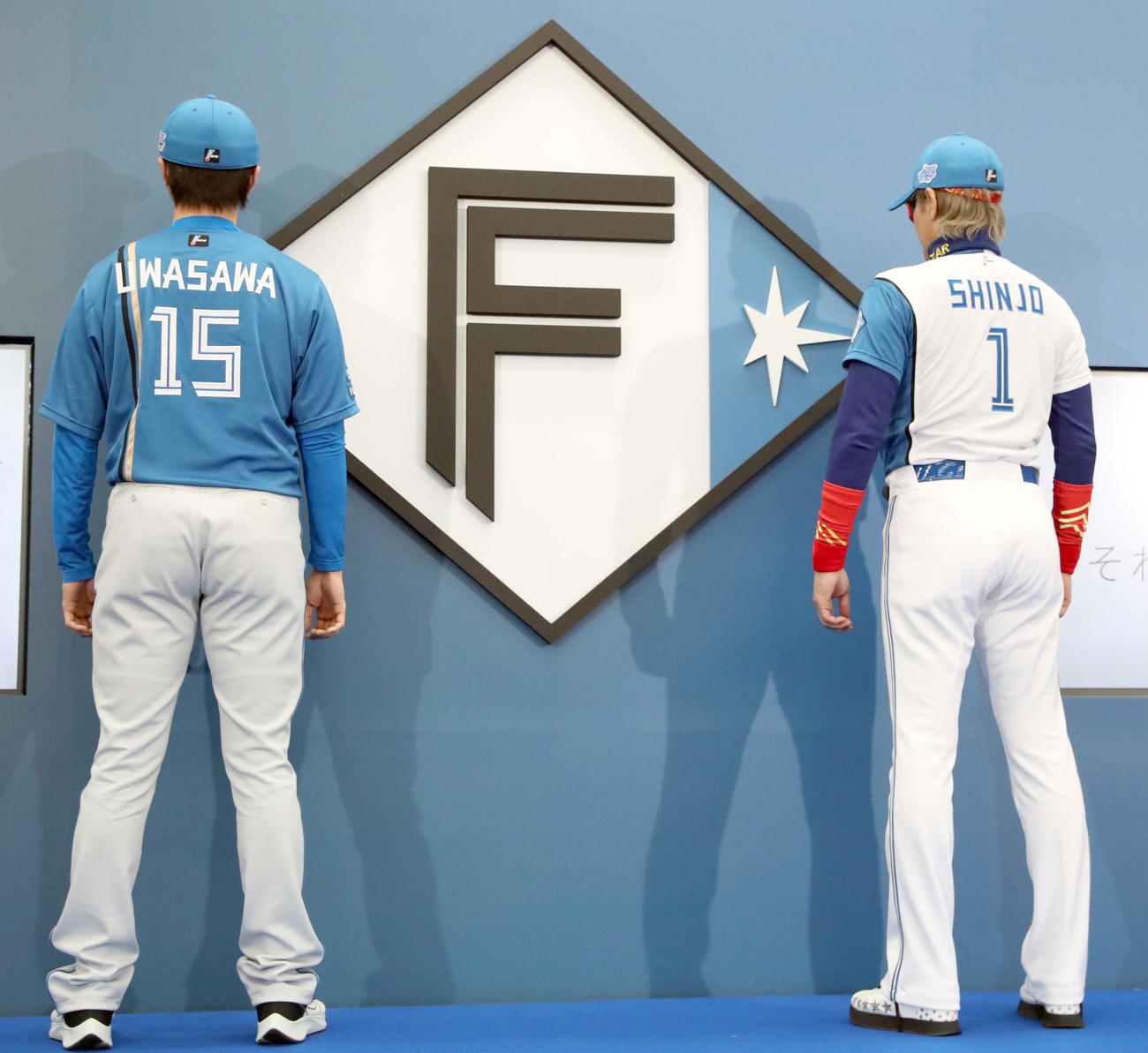 新ユニホーム姿で登場し撮影に応じる日本ハム上沢（左）と新庄監督（撮影・佐藤翔太）