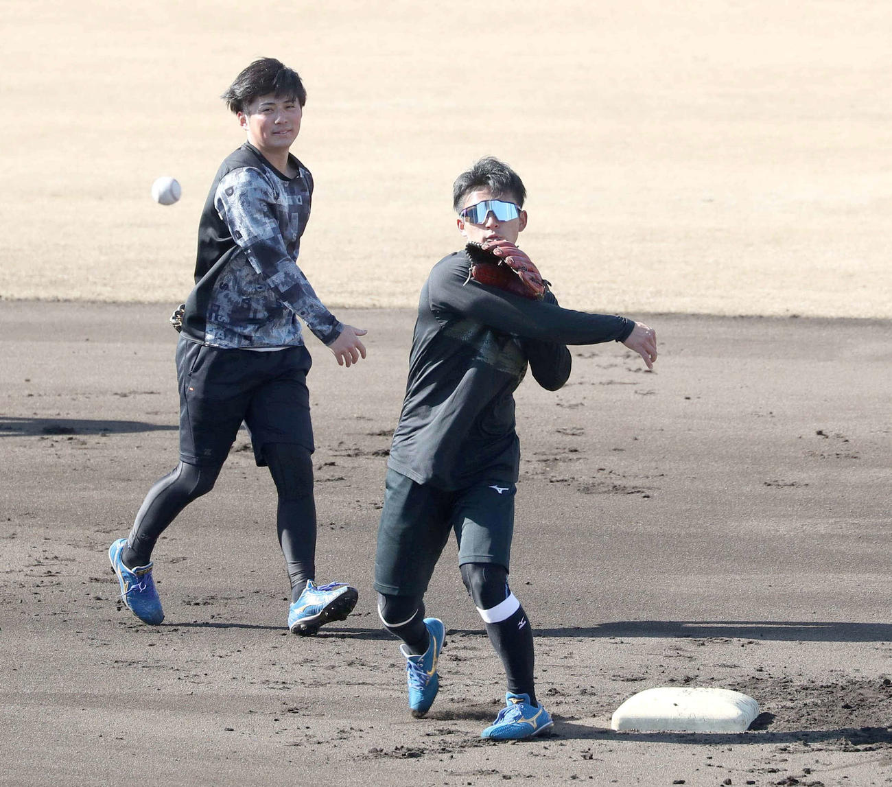 二遊間でノックを受ける日本ハム上川畑（左）と水野（撮影・黒川智章）