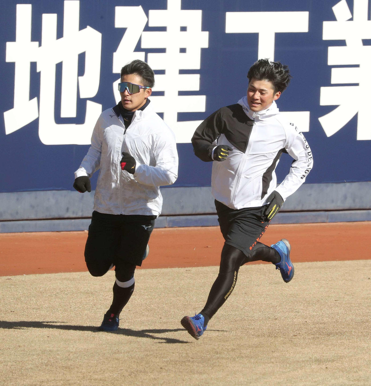 ランニングする日本ハム水野（左）と上川畑（撮影・黒川智章）