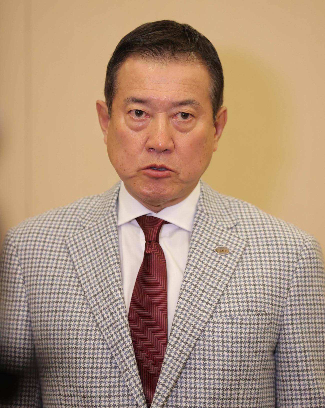 巨人スタッフミーティング後、取材に応じた原監督（代表撮影）