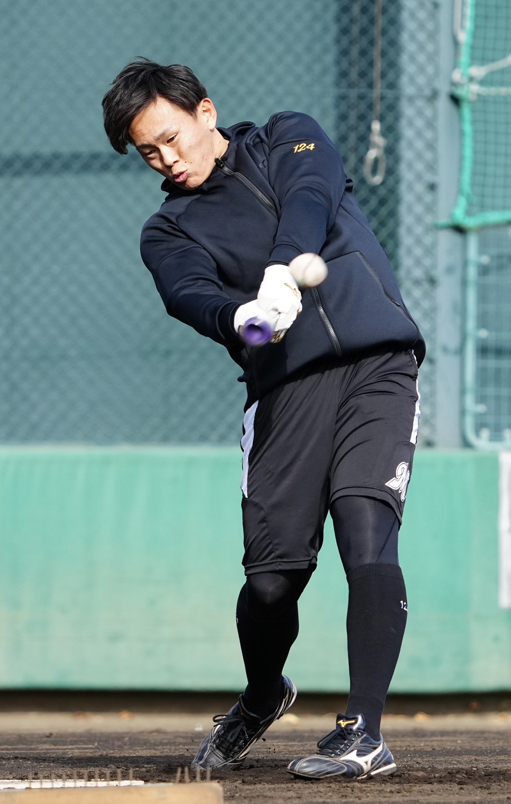 自主トレで打撃練習を行うロッテ山本大斗（2022年1月19日）