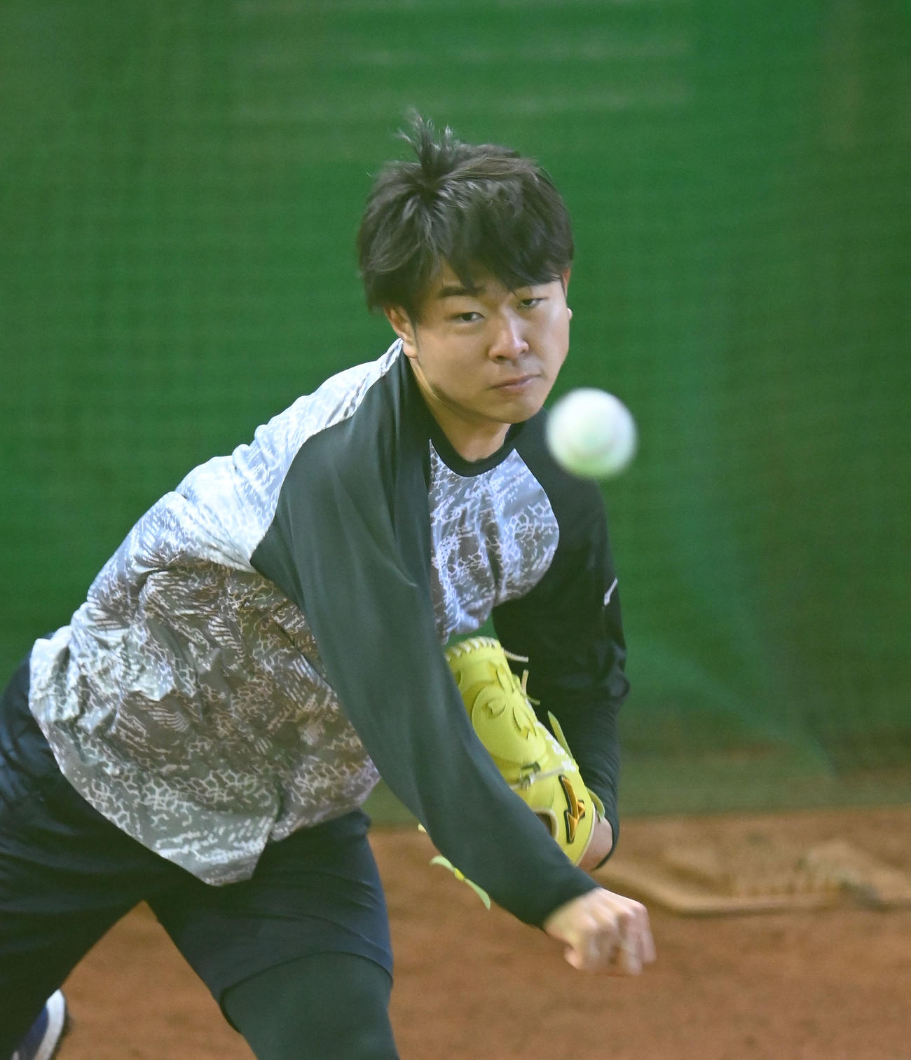ブルペンで投球練習をする高橋宏（撮影・森本幸一）