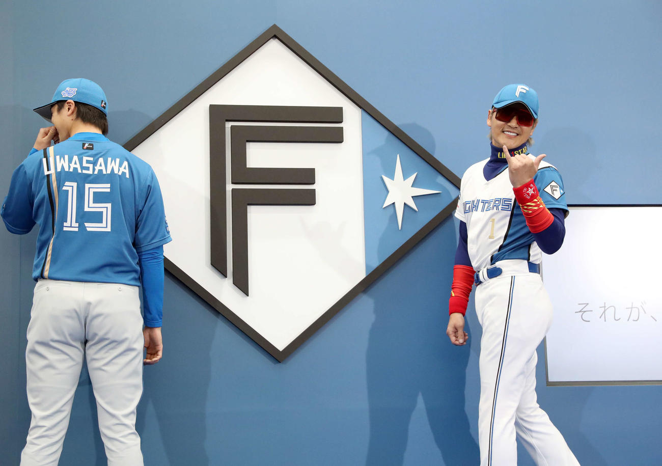 新ユニホーム姿で登場し新プライマリーロゴと共に撮影する日本ハム新庄監督（撮影・佐藤翔太）