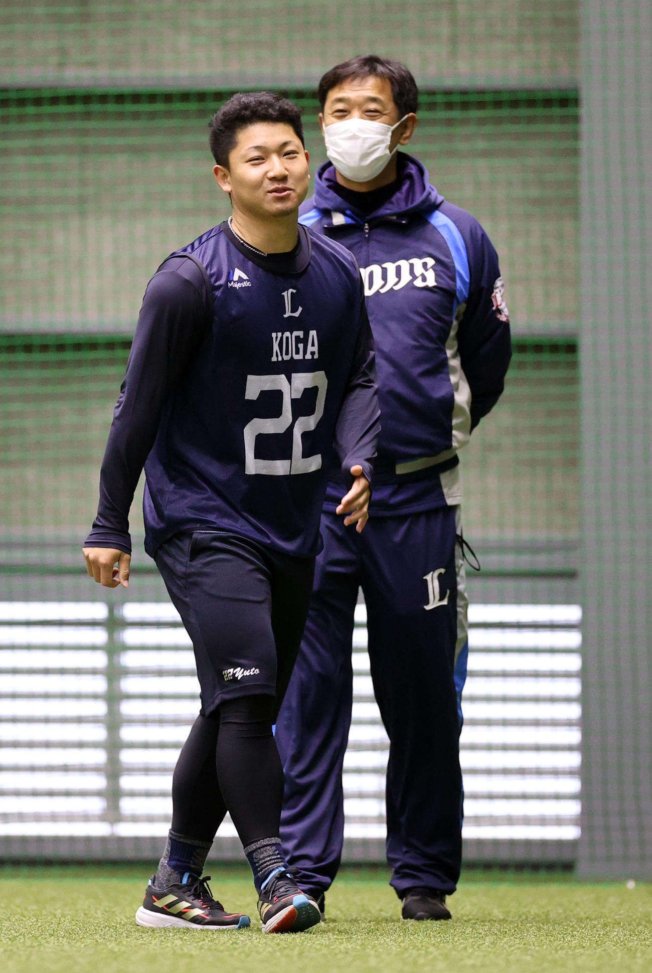 西武古賀悠斗（手前）（2022年1月11日撮影）