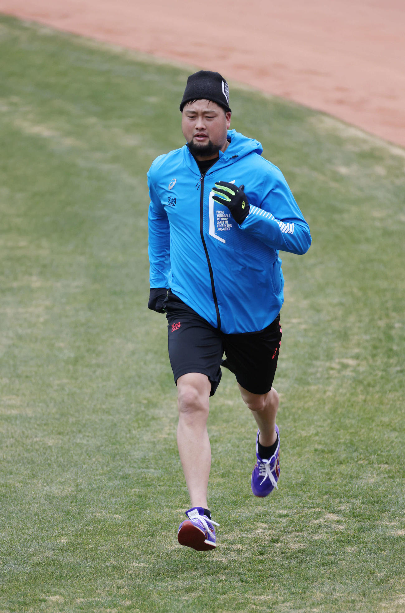 合同自主トレで走り込む広島中崎（撮影・加藤孝規）