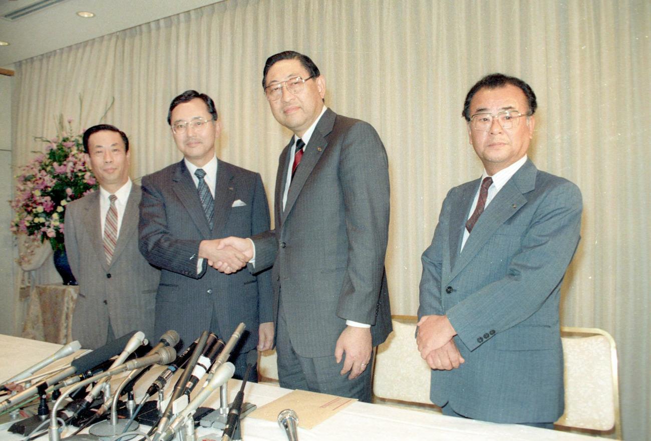 88年10月、阪急ブレーブスがオリックスに身売りを発表　ガッチリ握手をする阪急・小林オーナー（中央右）とオリックス・宮内オーナー（中央左）